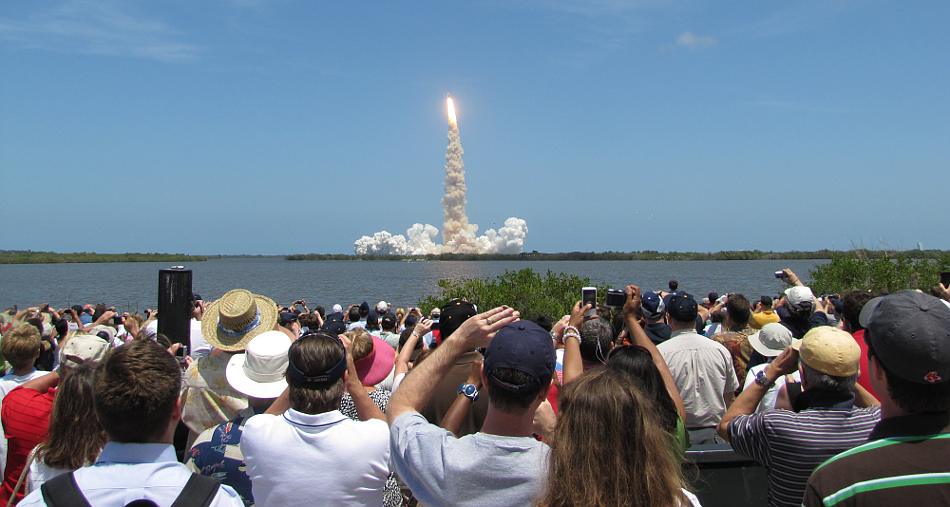 Crowd photograping the launch of the space shuttle Atlantis