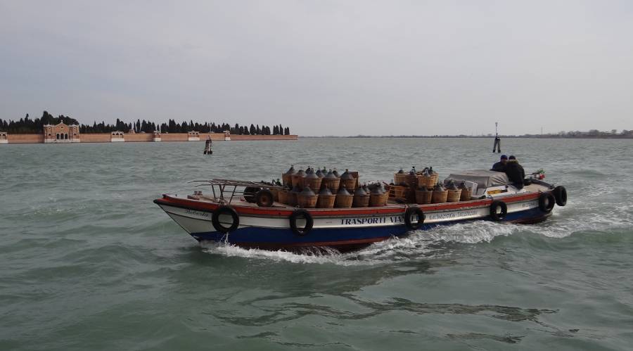 wine boat - Venice