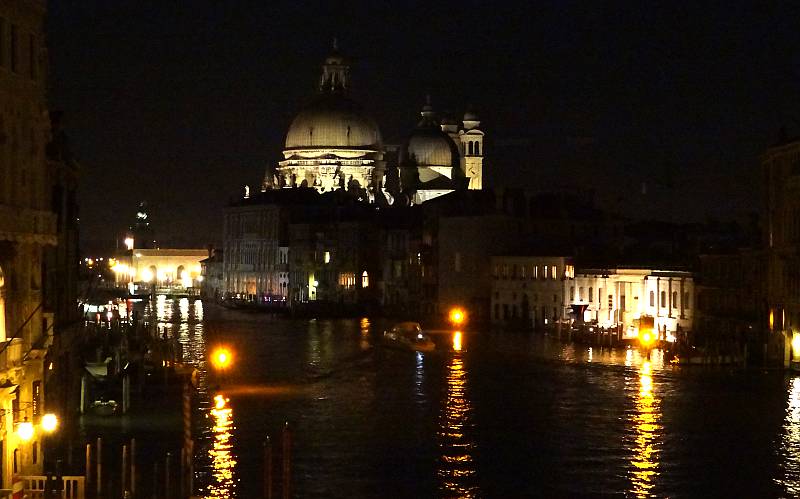 Basilica di Santa Maria della Salute at night