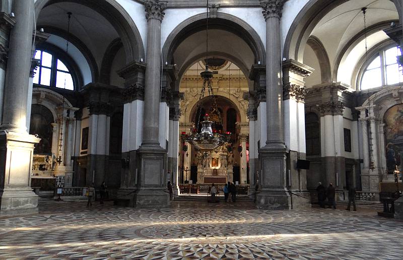 Basilica di Santa Maria della Salute interior