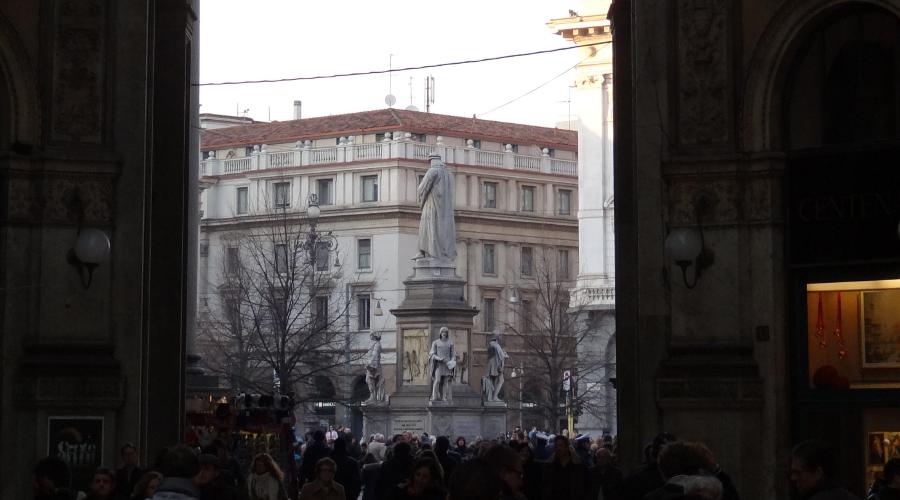 Statue of Leonardo da Vinci - Milan, Italy