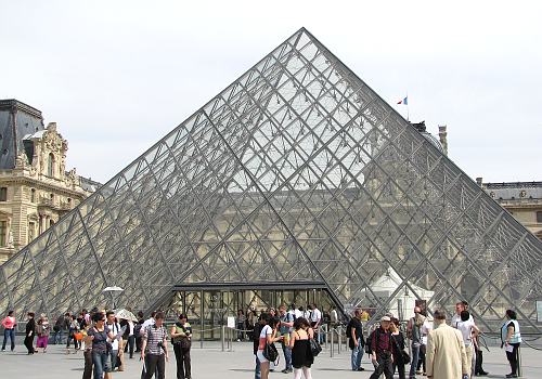 Main entrance to the Muse du Louvre - Paris