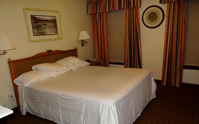 Boulder Dam Hotel bedroom